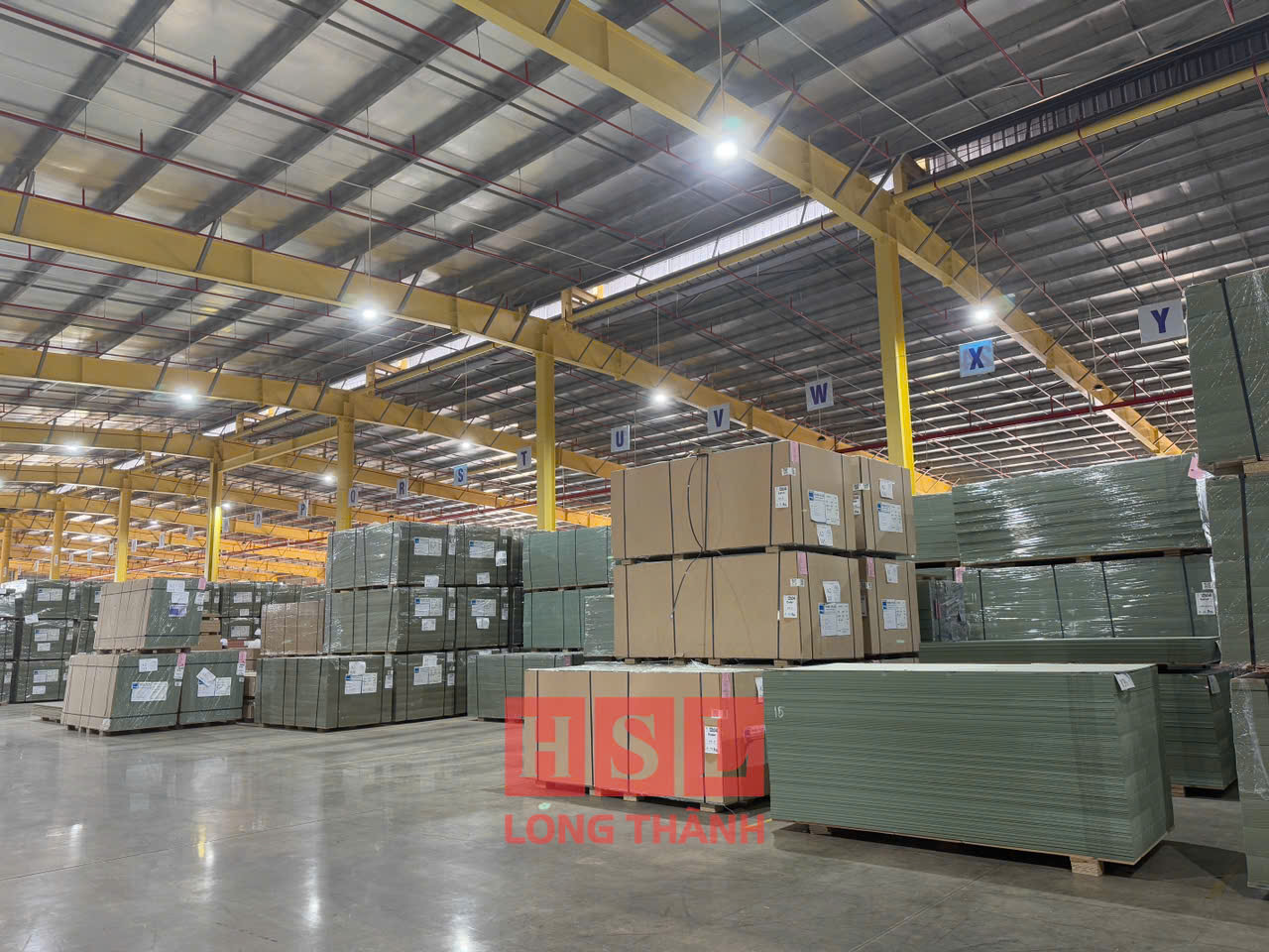VÌ SAO KHÔNG THỂ CHỌN VÁN MELAMINE CHỈ DỰA VÀO BẢNG MẪU NHỎ TRÊN CATOLOGUE.