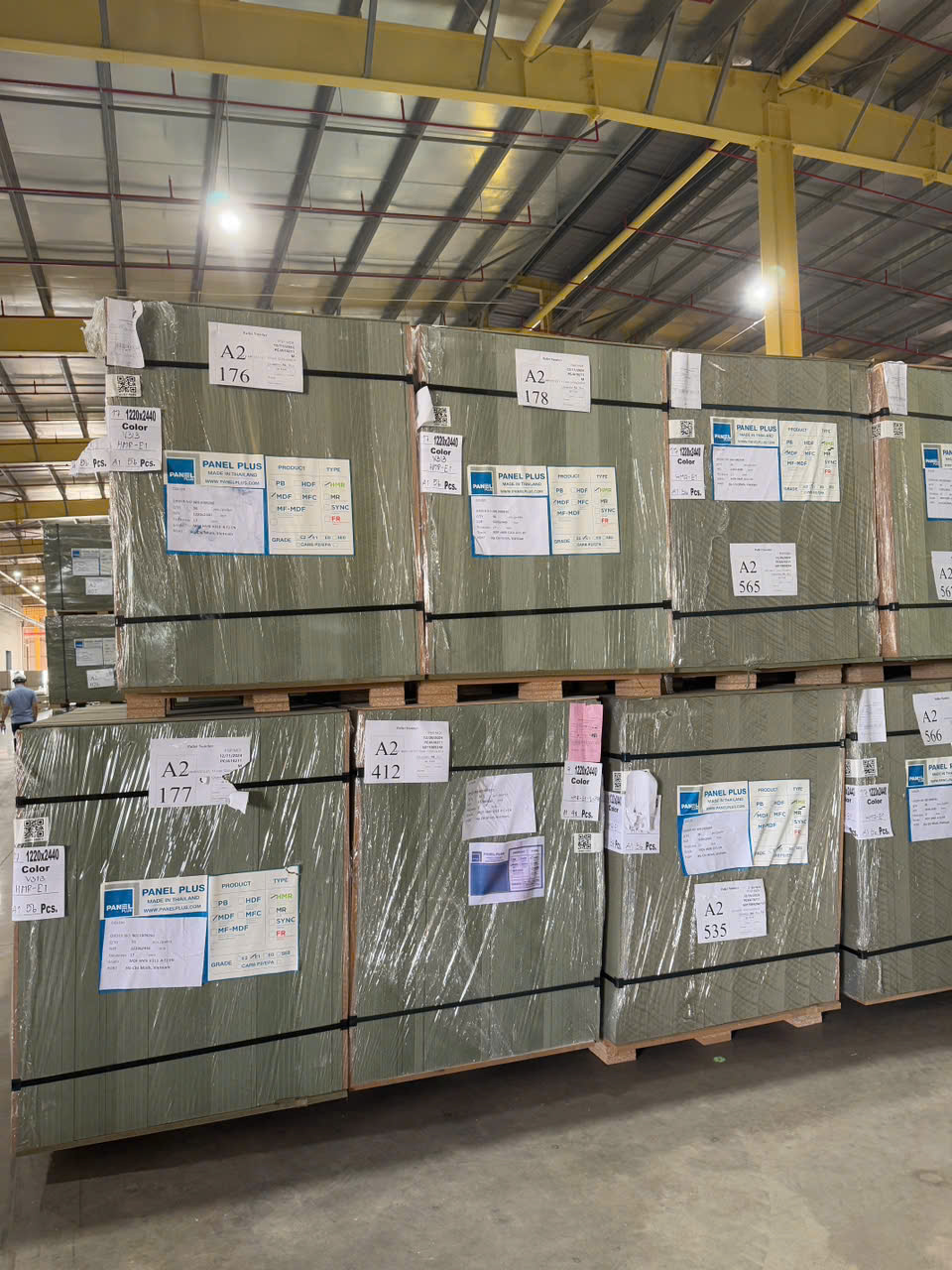 “VÁN MDF CÓ ĐỘC HẠI KHÔNG? GIẢI MÃ NỖI LO VỀ SỨC KHỎE KHI DÙNG NỘI THẤT CÔNG NGHIỆP”